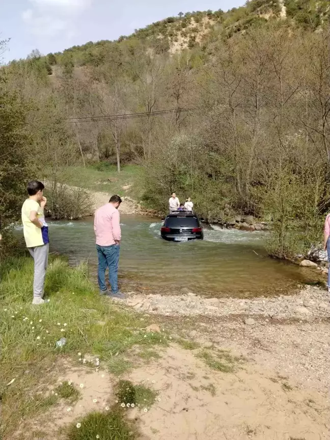Giresun'da dere sürüklenen araçta mahsur kalan 5 kişi kurtarıldı