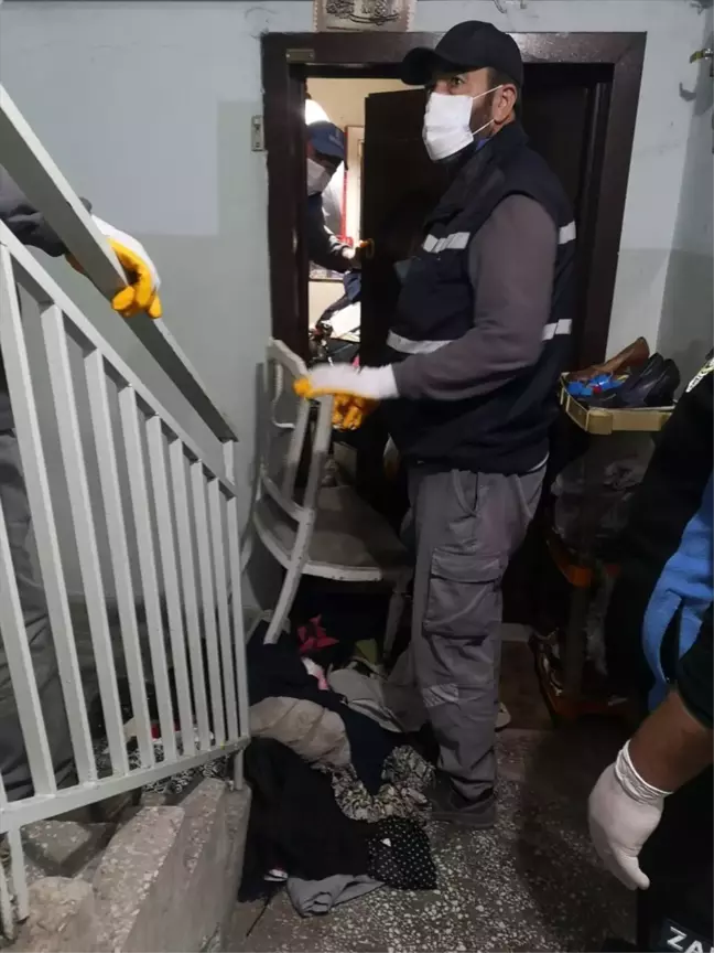 Eskişehir'de Bir Evden 4 Kamyon Çöp Çıkarıldı
