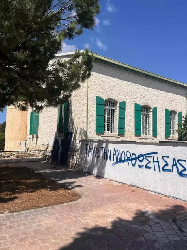 KKTC Dışişleri Bakanlığı, Arnavut Camisi'ne yapılan saldırıyı kınadı