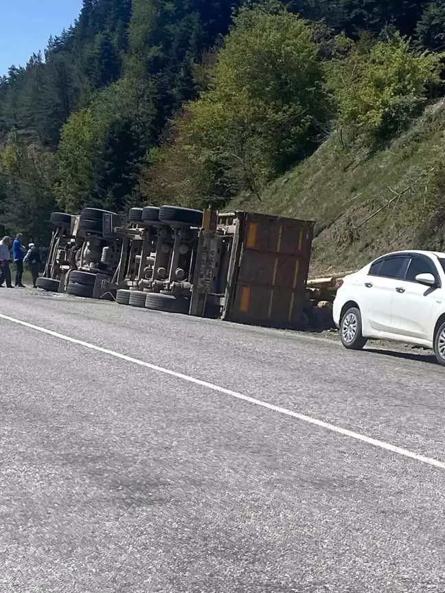 Kastamonu'da tomruk yüklü tır devrildi, 1 kişi yaralandı
