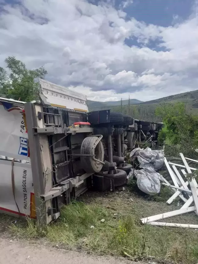 Çankırı'da tır şarampole devrildi: 1 ölü, 2 yaralı
