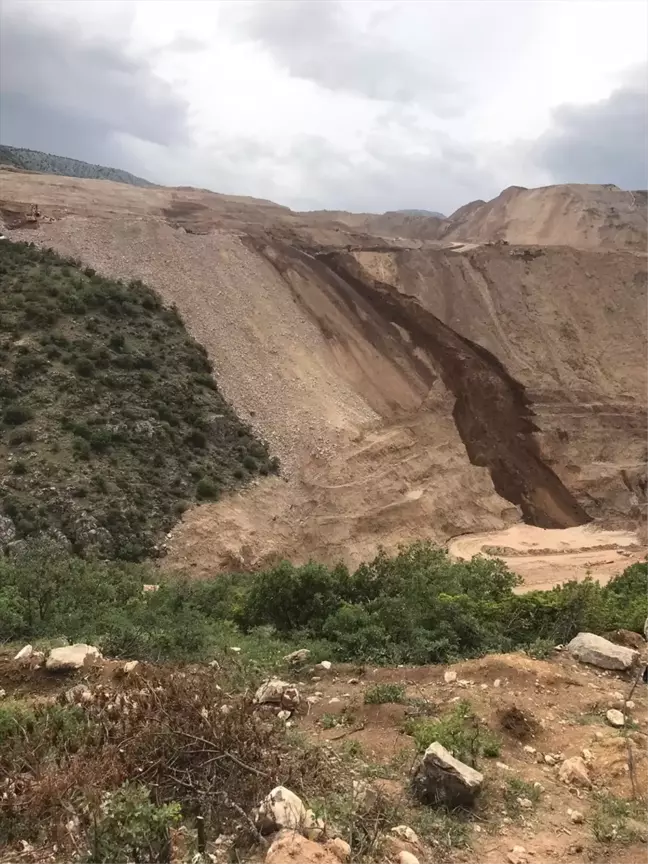 Erzincan İliç'teki altın madeni ocağında kontrollü toprak indirmesi yapıldı