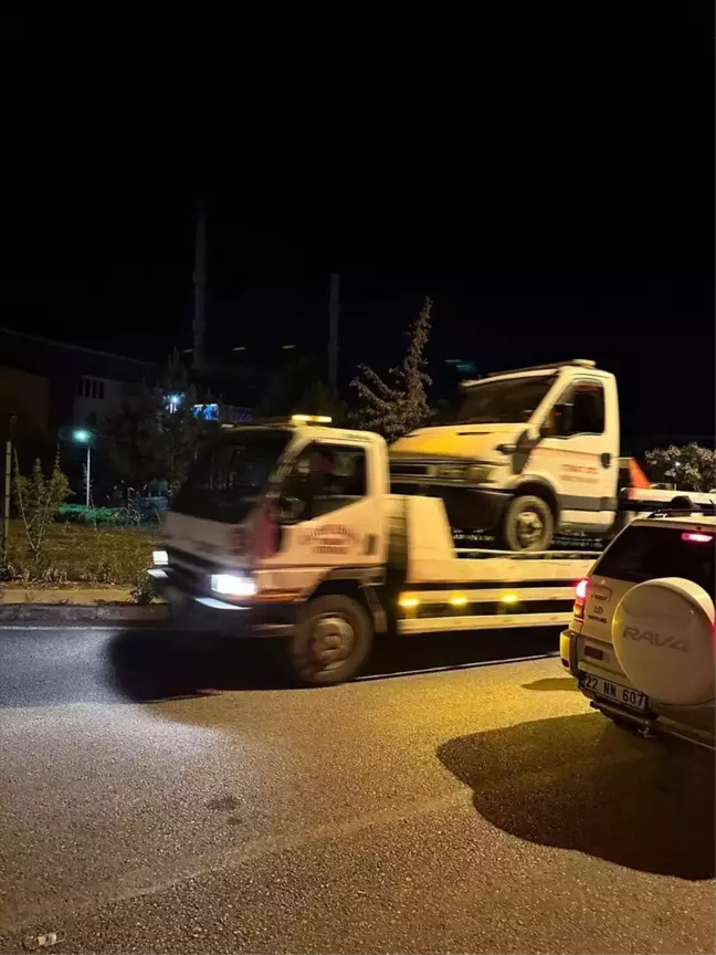 Edirne'de alkollü sürücü trafik denetiminde çekiciye yüklenerek götürüldü