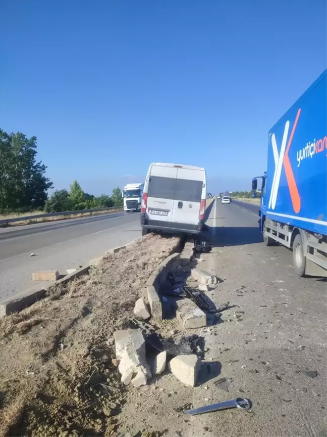 Bursa'da otomobil ile servis minibüsü çarpıştı: 5 yaralı