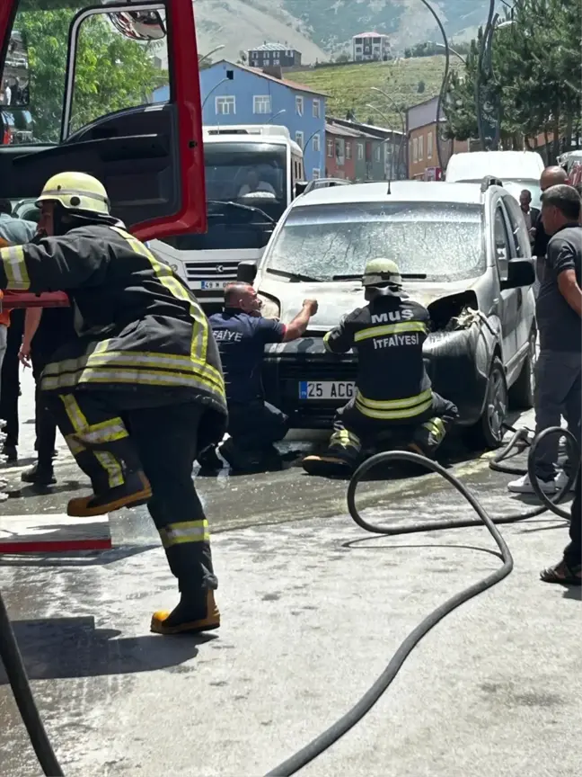 Muş'ta park halindeyken motor bölümü alev alan araçta maddi hasar oluştu