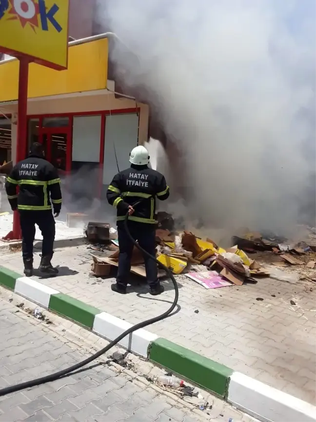 Hatay'ın Kumlu ilçesinde çıkan çöp yangını söndürüldü