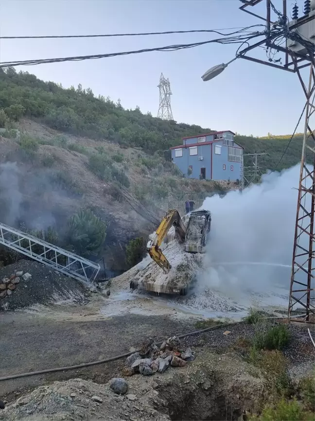 Alanya'da iş makinesinin elektrik tellerine takılması sonucu çıkan yangın kontrol altına alındı