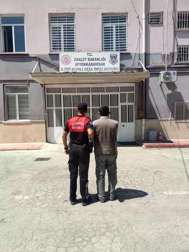 Afyonkarahisar'da Hırsızlık Suçundan Aranan Şahıs Yakalandı