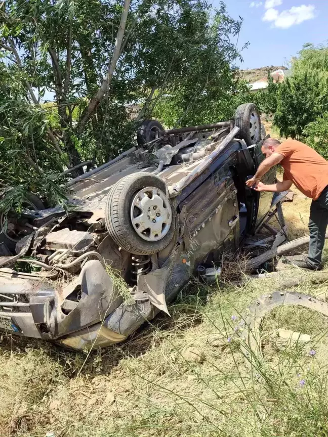 Van'da hafif ticari kamyonetin takla atması sonucu 3 kişi yaralandı