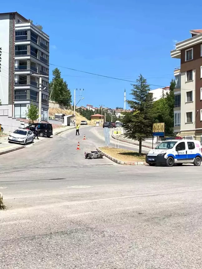 Kütahya'da motosiklet ile kamyonet çarpıştı: 1 yaralı