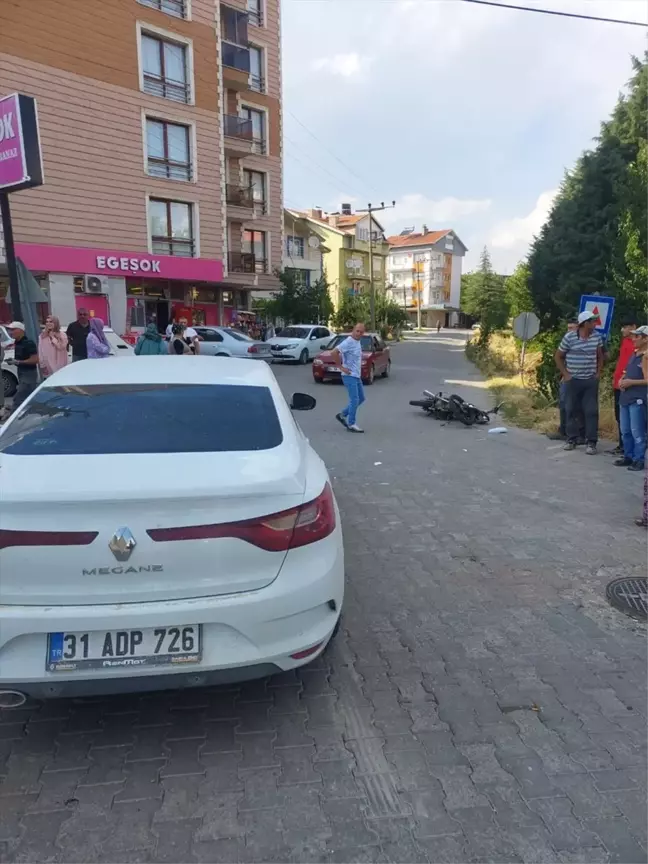 Uşak'ta Otomobilin Motosiklete Çarpması Sonucu 2 Çocuk Ağır Yaralandı