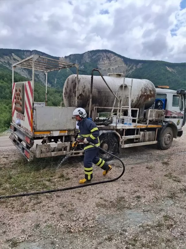 Tokat'ın Niksar ilçesinde kamyonda yangın çıktı