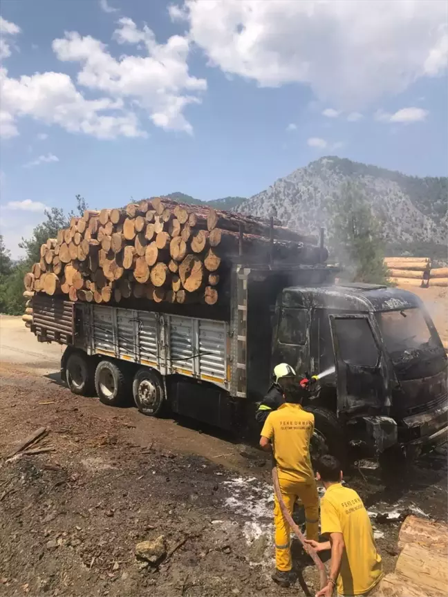 Adana'da Orman Deposunda Çıkan Yangın Söndürüldü