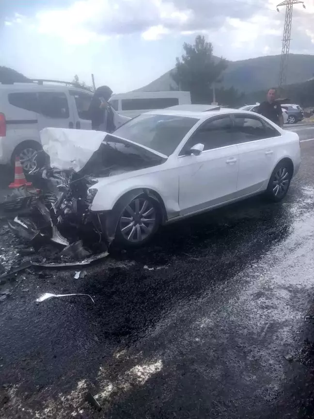 Muğla'da kafa kafaya çarpışan otomobillerde 7 kişi yaralandı