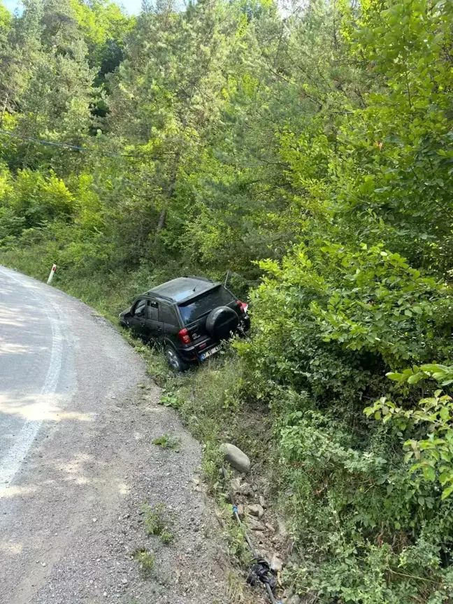 Sinop'ta cip şarampole düştü, sürücü yaralandı