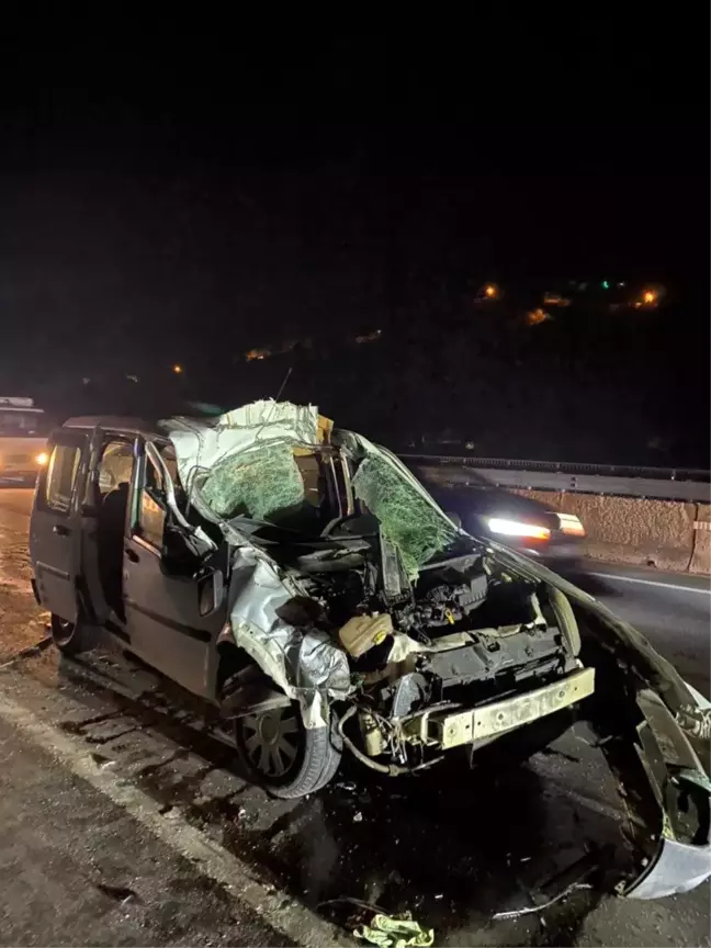 Sakarya'da Tıra Çarpan Araçta Sürücü Ağır Yaralandı