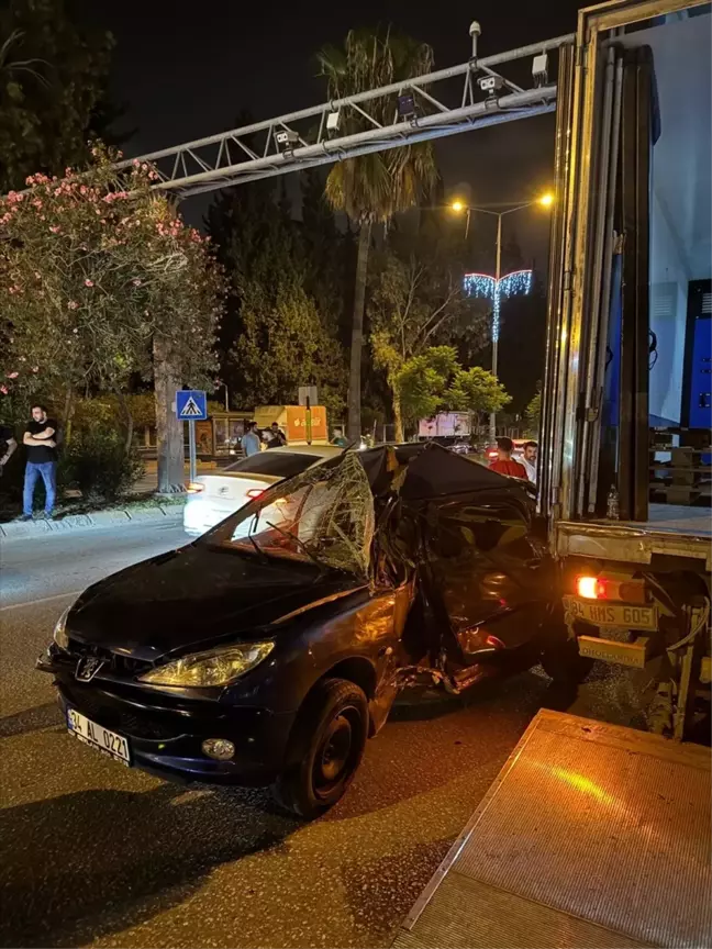 Adana'da park halindeki kamyona çarpan otomobilin sürücüsü hayatını kaybetti