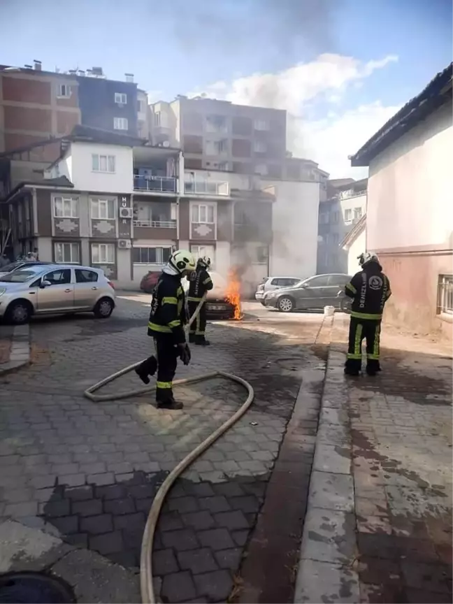 Denizli'de Park Halindeki Araç Alev Aldı