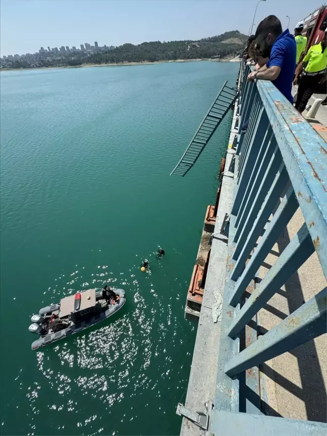 Adana'da Köprüden Baraj Gölüne Düşen Otomobildeki Aile Aranıyor