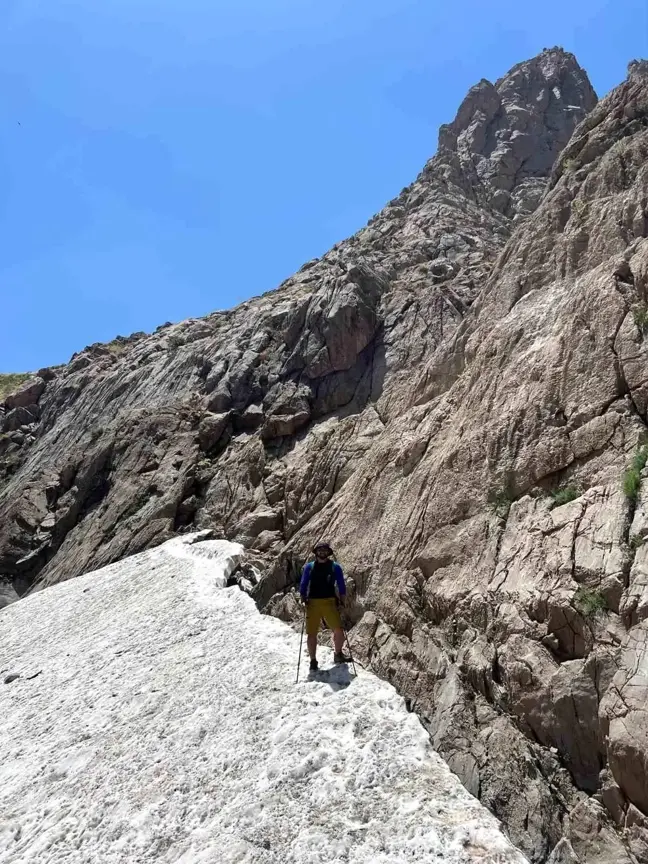 Giresunlu Dağcı Cemre Demiröz, Cilo Dağı'nın Reşko Zirvesine Tırmandı