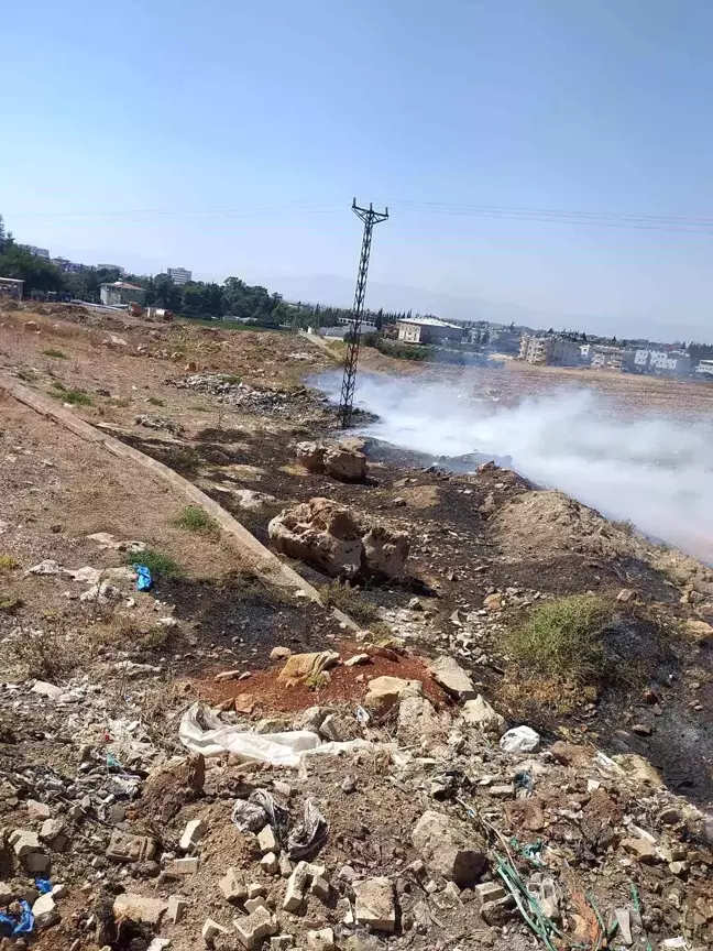 Hatay'ın Reyhanlı ilçesinde çıkan çöp yangını söndürüldü