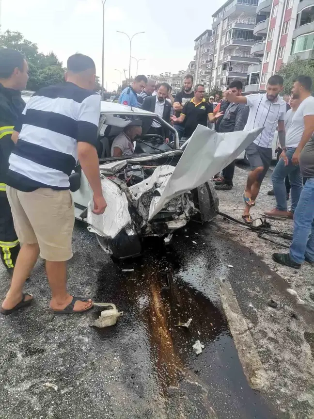 Gaziantep'te 2 araç kafa kafaya çarpıştı: 3 yaralı