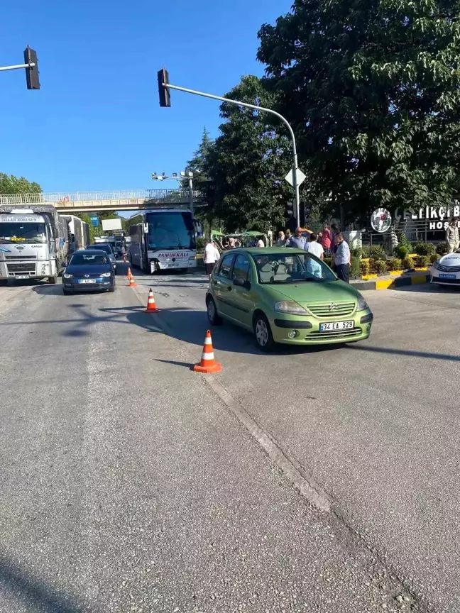 Burdur'da otobüs ve otomobil çarpıştı: 3 kişi yaralandı