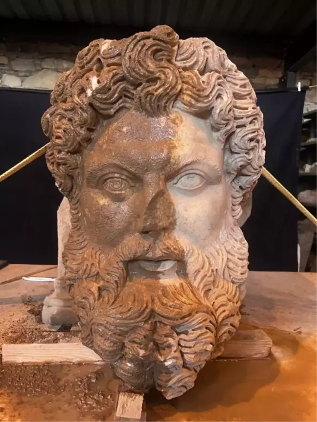 Aphrodisias'ta Zeus'a Ait Mermer Baş Bulundu