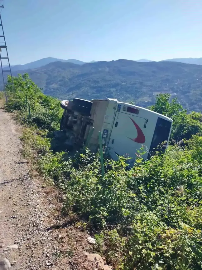 Sinop'ta yol yapım şirketine ait servis otobüsü devrildi