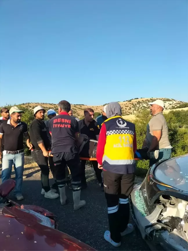 Adıyaman'ın Besni ilçesinde otomobil ile hafif ticari araç çarpıştı, 2 kişi yaralandı