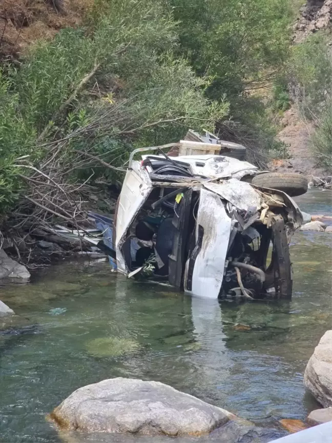 Bingöl'de Kamyonet Dereye Yuvarlandı: 2 Ölü, 1 Yaralı