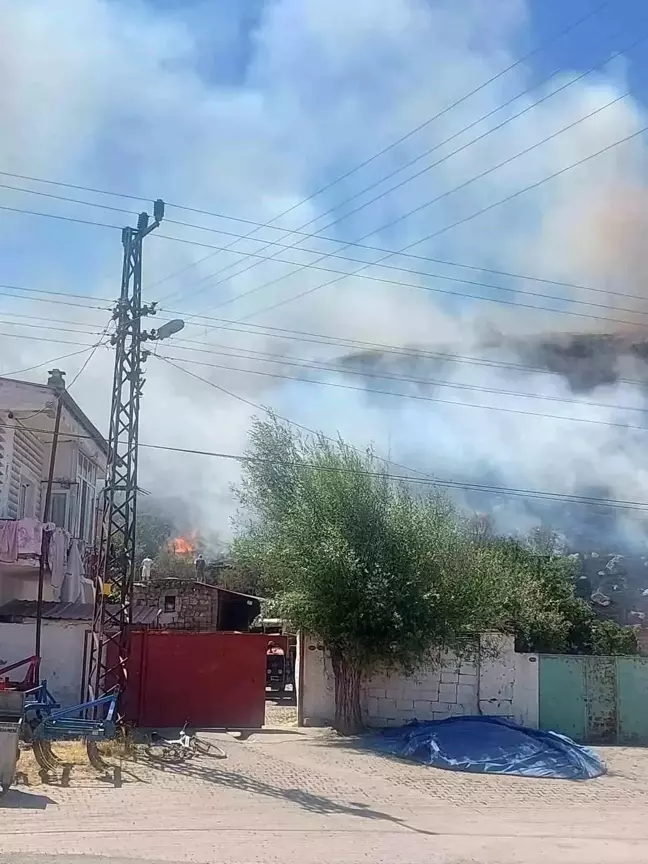 Ürgüp'te çamlık alanda çıkan yangın söndürülmeye çalışılıyor