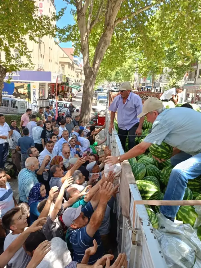 Tokat'ın Zile ilçesinde üretici vatandaşlara tır dolusu karpuz ücretsiz dağıttı