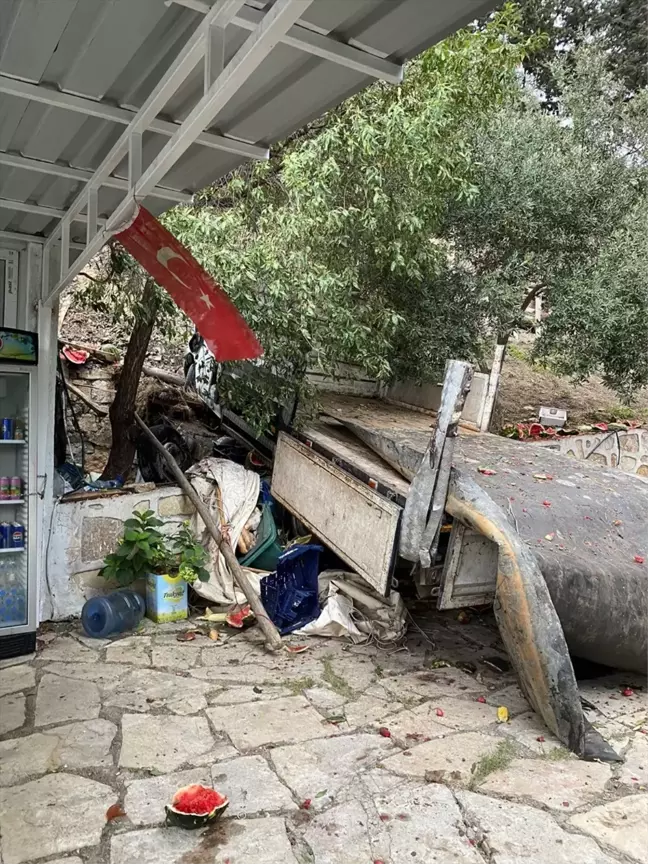 Karpuz Yüklü Kamyonet Belen'de Devrildi