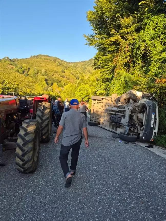 Düzce'de traktöre çarpan işçi servisinde 8 kişi yaralandı