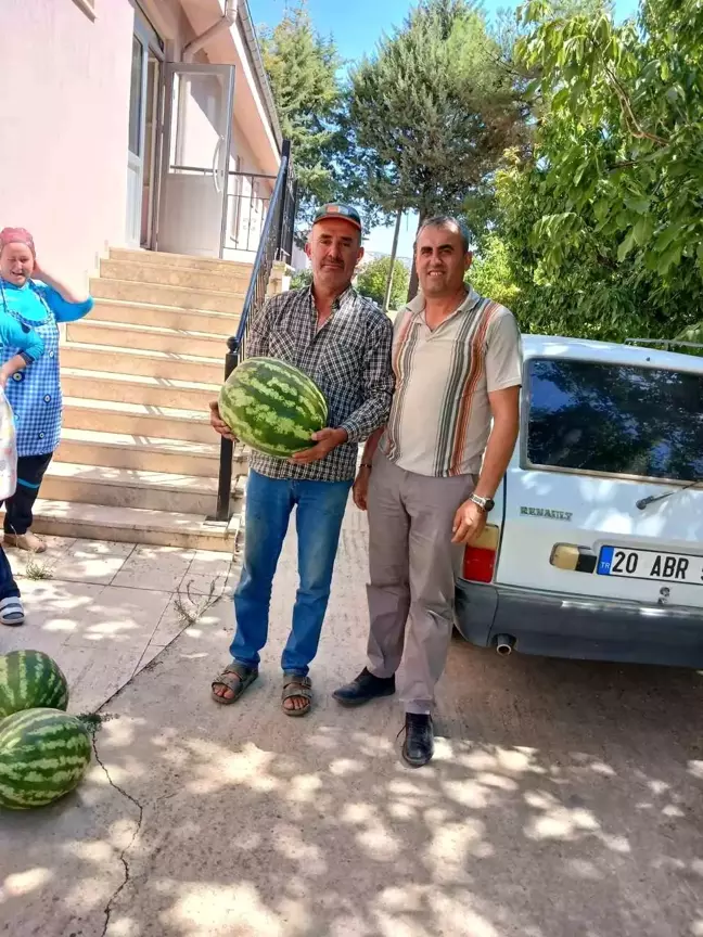 Muhtar, hastalara ve yaşlılara karpuz dağıttı