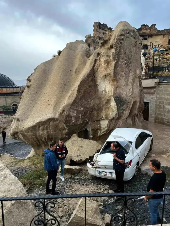 Nevşehir'de Sel ve Kaya Düşmesi: 3 Araç Hasar Gördü, Dede ve Torun Kurtarıldı