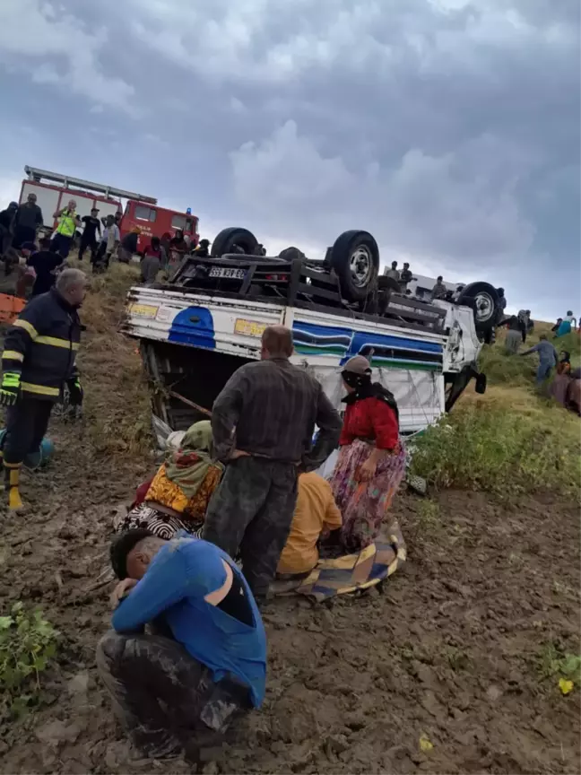 Çorum İskilip'te tarım işçilerini taşıyan kamyonet şarampole devrildi: 12 yaralı