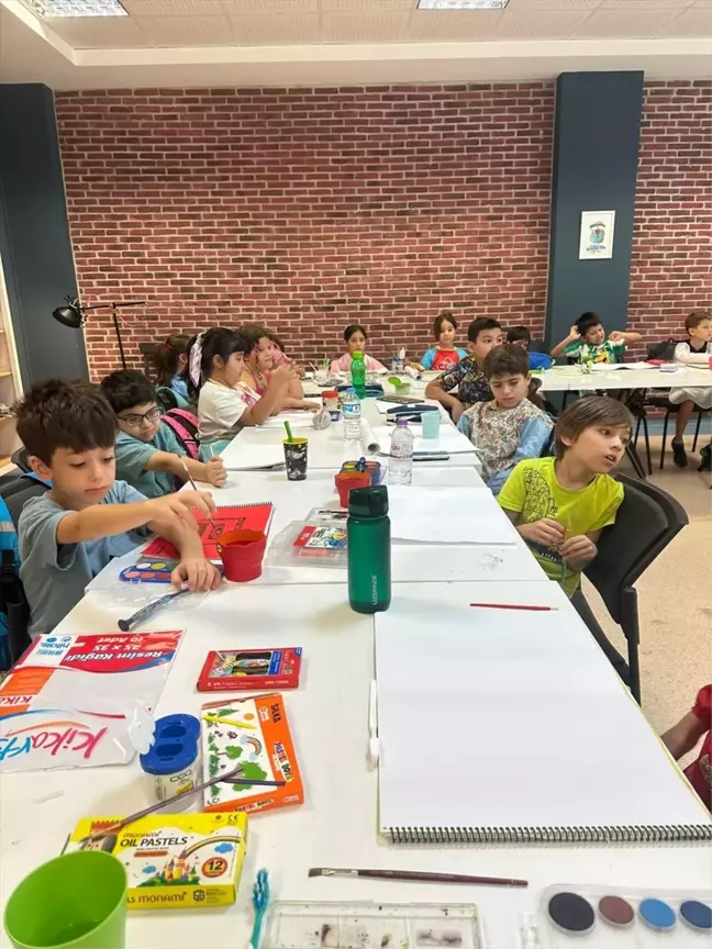 Akdeniz Çocuk Üniversitesi'nde Uzmanlarla Buluşan Çocuklar Yaz Programı Tamamladı