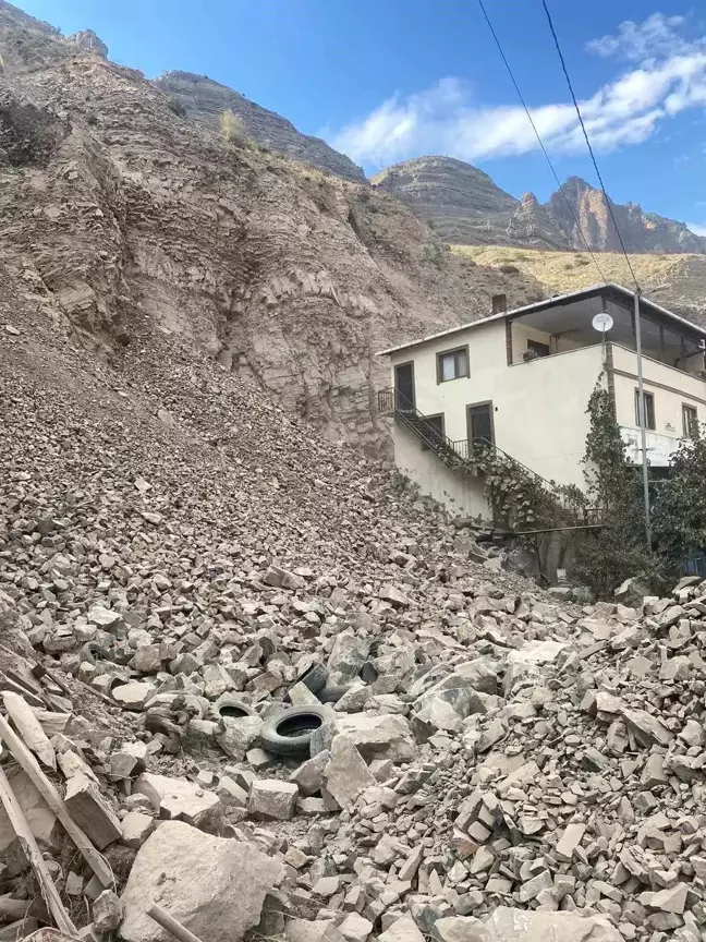 Erzurum'da heyelan çalışmaları sırasında ev ve iş yerlerine kaya parçaları düştü