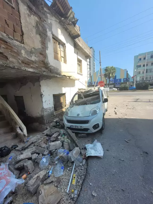 Erdemli'de balkon göçtü, araç ağır hasar aldı