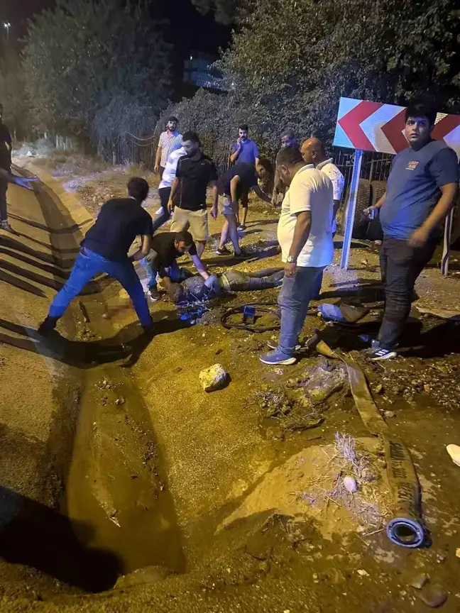 Siirt'te freni boşalan su tankeri devrildi, sürücü ve yolcu yaralandı