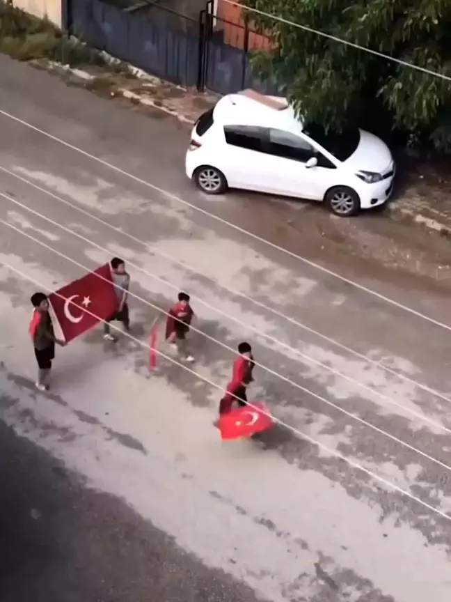 Tokat'ın Zile ilçesinde çocuklar bayrak açıp 'Şehit' türküsü söyledi