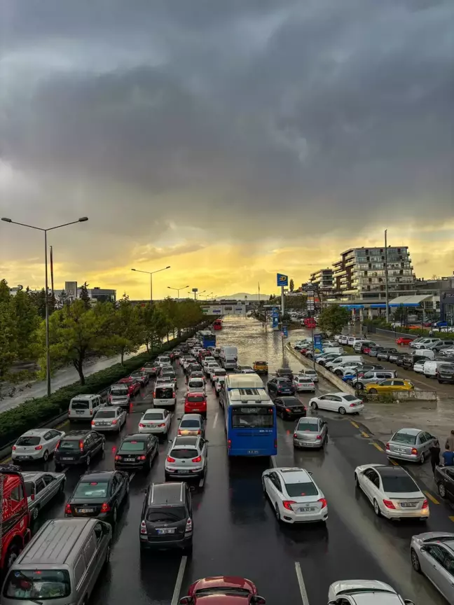 Ankara'da Sağanak ve Dolu Yağışı: Cadde ve Sokaklar Göle Döndü