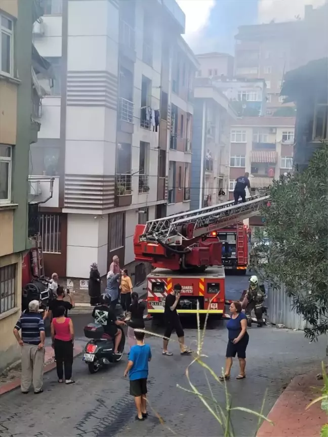 Beyoğlu'nda 3 Katlı Binada Çıkan Yangın Söndürüldü