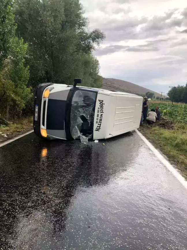 Afyonkarahisar'da minibüs devrildi, 10 kişi yaralandı