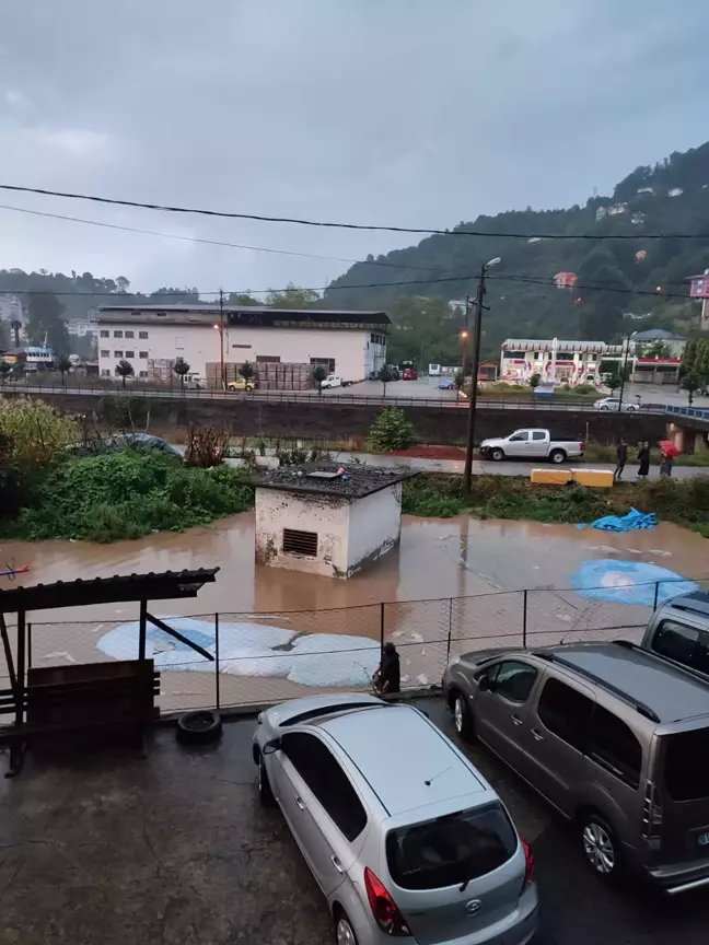 Trabzon'da Şiddetli Sağanak Yağış Cadde ve Sokakları Sulara Gömdü