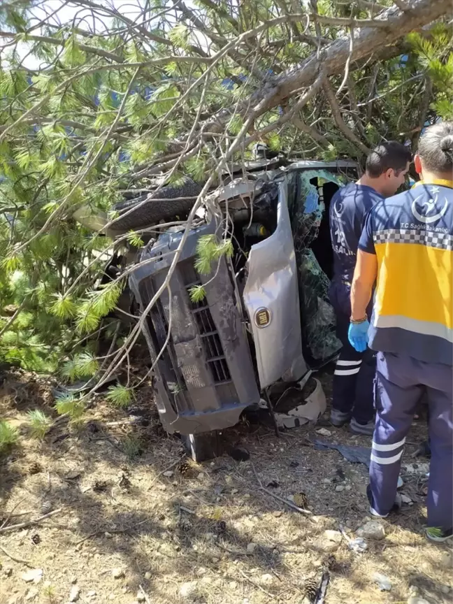 Karaman'da Hafif Ticari Araç Devrildi: 5 Yaralı