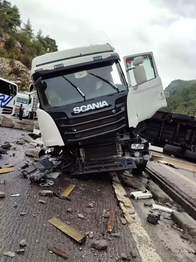 Tarsus'ta Zincirleme Kaza: 2 Kişi Yaralandı