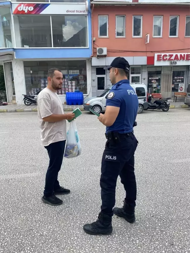 Çorum'un Kargı ilçesinde bağımlılıkla mücadele broşürleri dağıtıldı